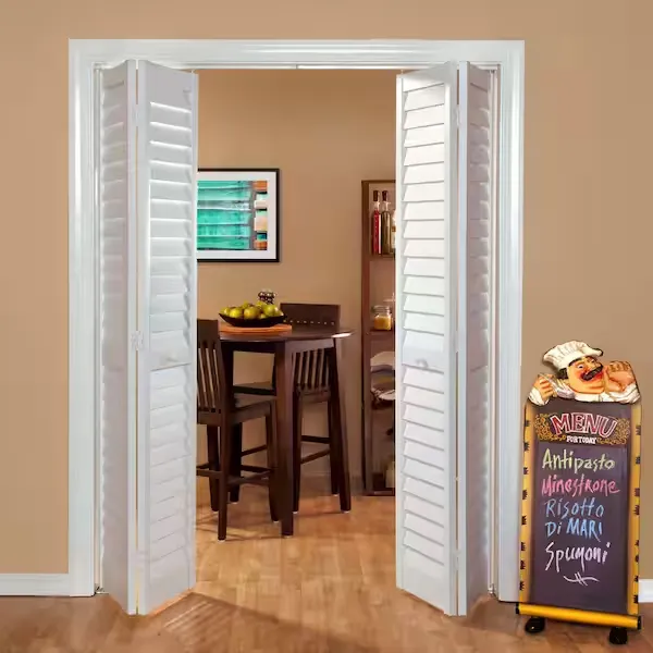 Portes pliantes blanches ouvrant sur la salle à manger