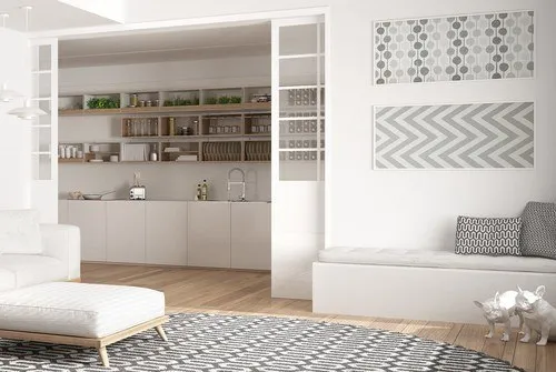 Белые раздвижные двери ведут в минималистичную современную кухню