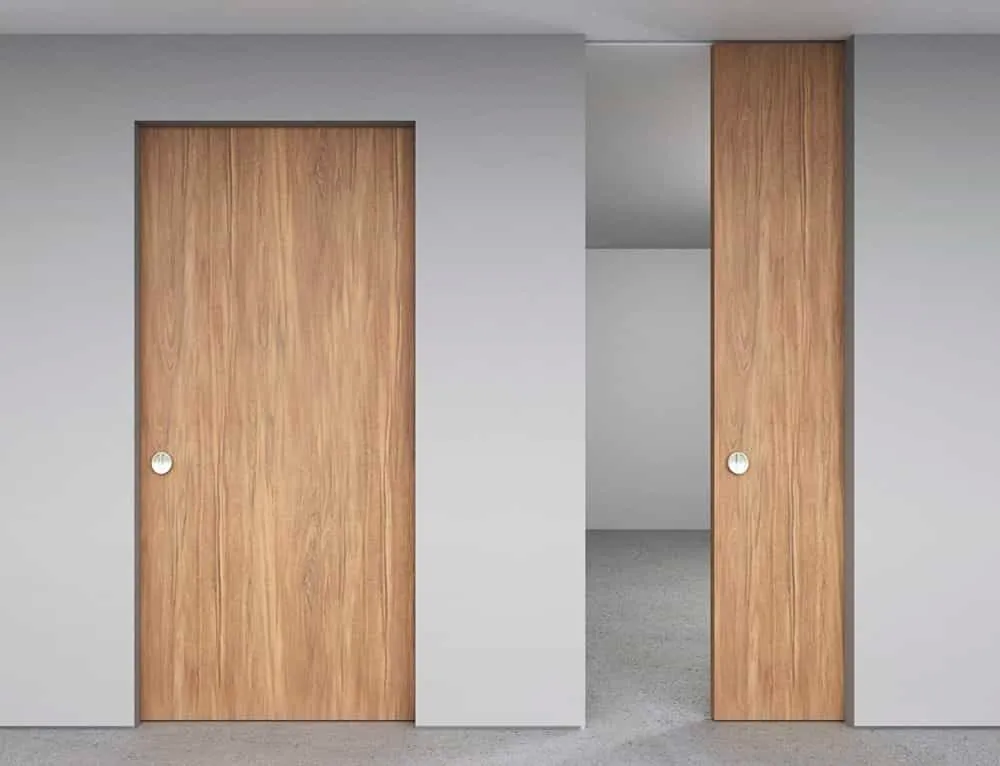 ينزلق باب الجيب الخشبي إلى تجويف الحائط عند فتحه