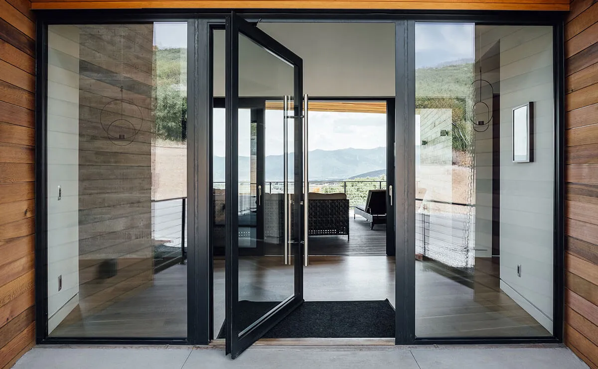 Porte pivotante à cadre en aluminium avec vue panoramique