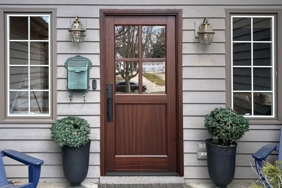 باب أمامي كلاسيكي من خشب الماهوجني مع نافذتين جانبيتين