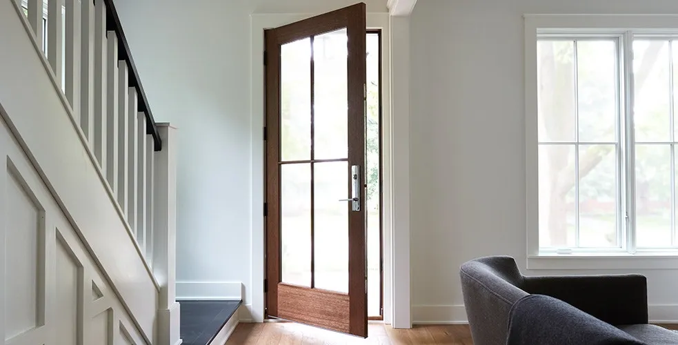 Porte intérieure en bois foncé avec cadre moderne