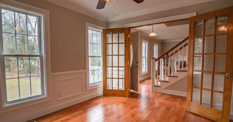 Portes-fenêtres avec cadres intérieurs en bois