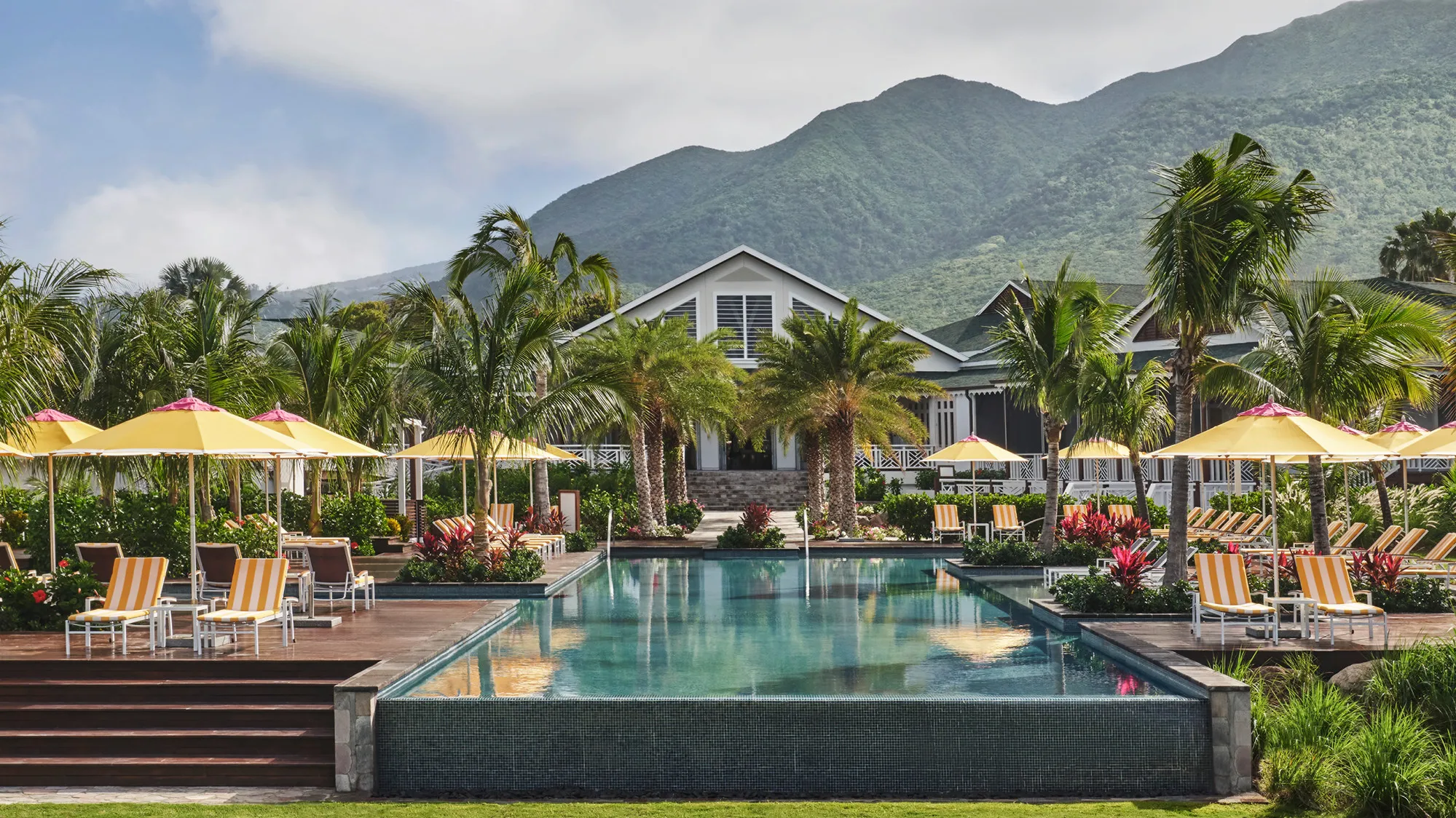 Ideas para villas de lujo con piscina infinita o climatizada y terraza con salón