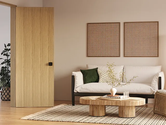 باب من خشب الحور الفاتح في مساحة معيشة مريحة