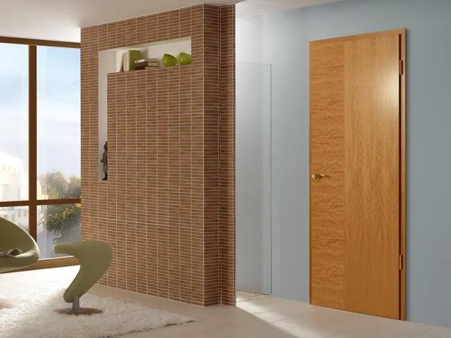 باب من خشب البتولا الكرزي الفاتح في غرفة حديثة