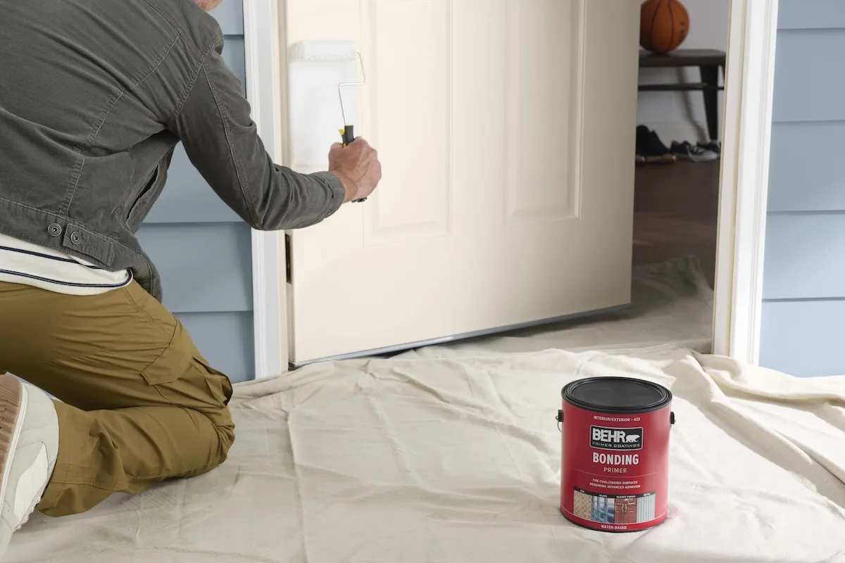 롤러로 외문에 프라이머를 바르는 남자