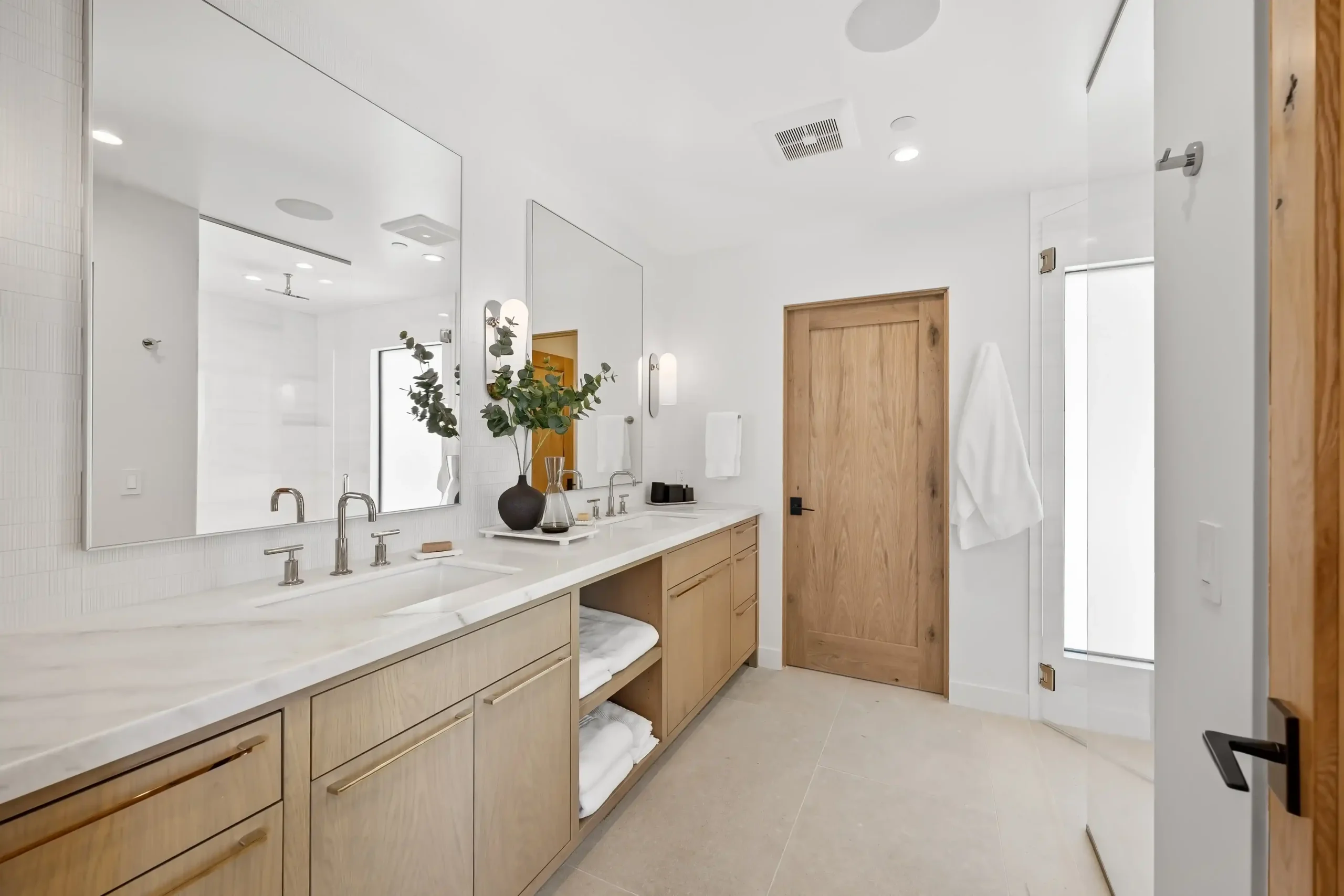 حمام حديث مع باب داخلي من خشب البلوط