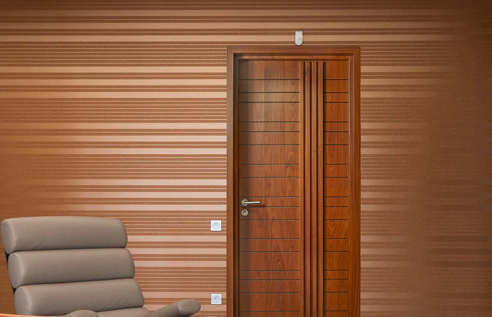 باب خشبي هندسي حديث في غرفة مخططة باللون البني