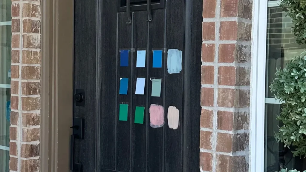 어두운 현관문에 테이프로 붙인 페인트 견본