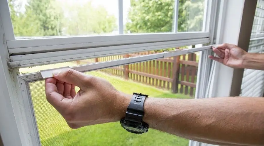 Entfernen des Fenstergitters zur gründlichen Reinigung