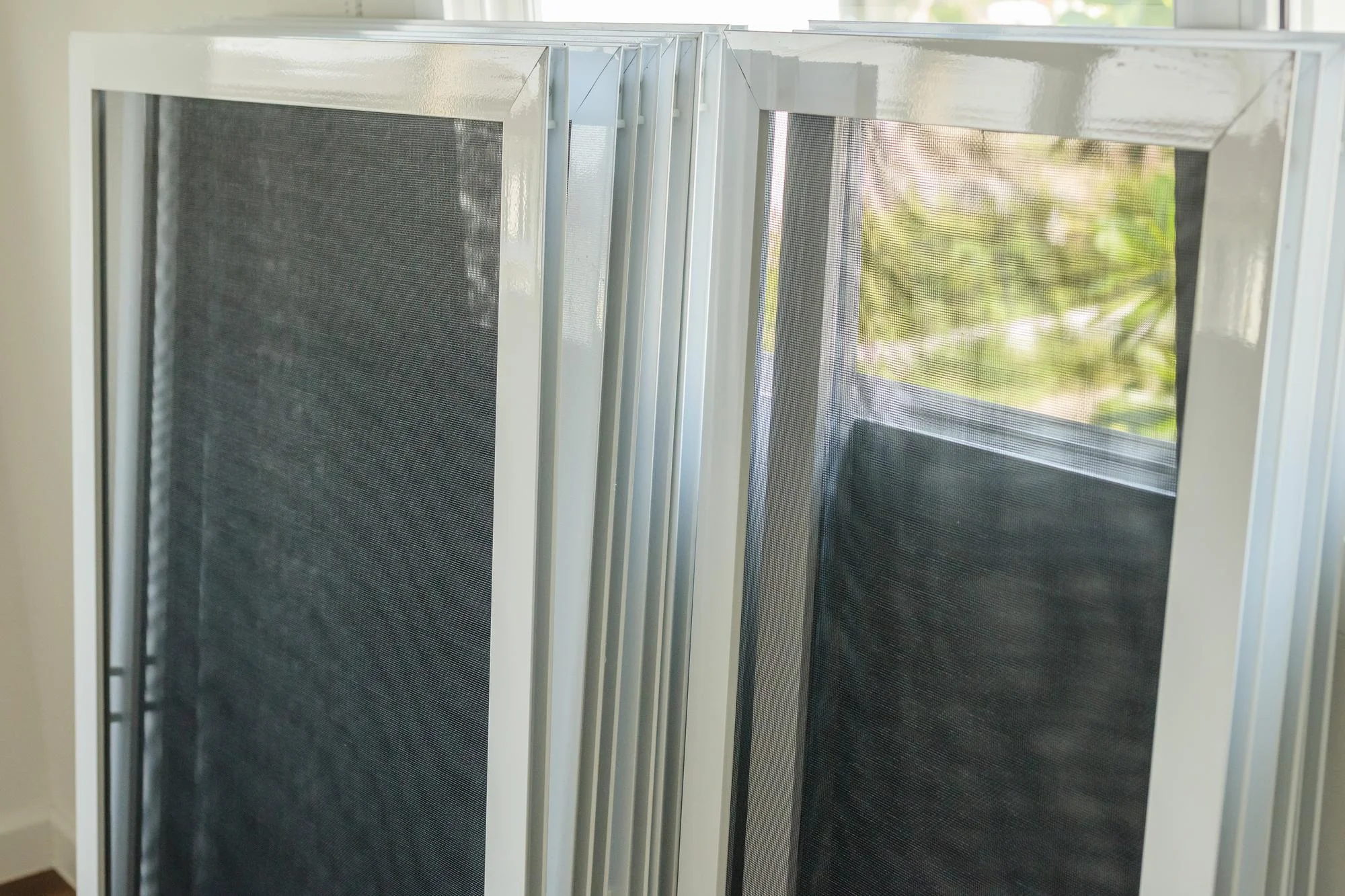 Gestapelte saubere Fenstergitter im Innenbereich