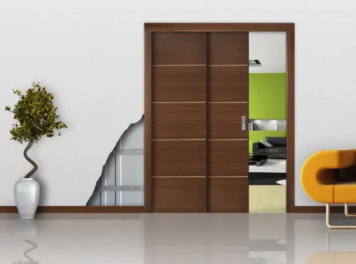 Telaio della porta in legno verniciato di bianco nella stanza interna