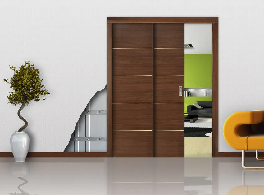 Cadre de porte en bois peint en blanc dans une pièce intérieure