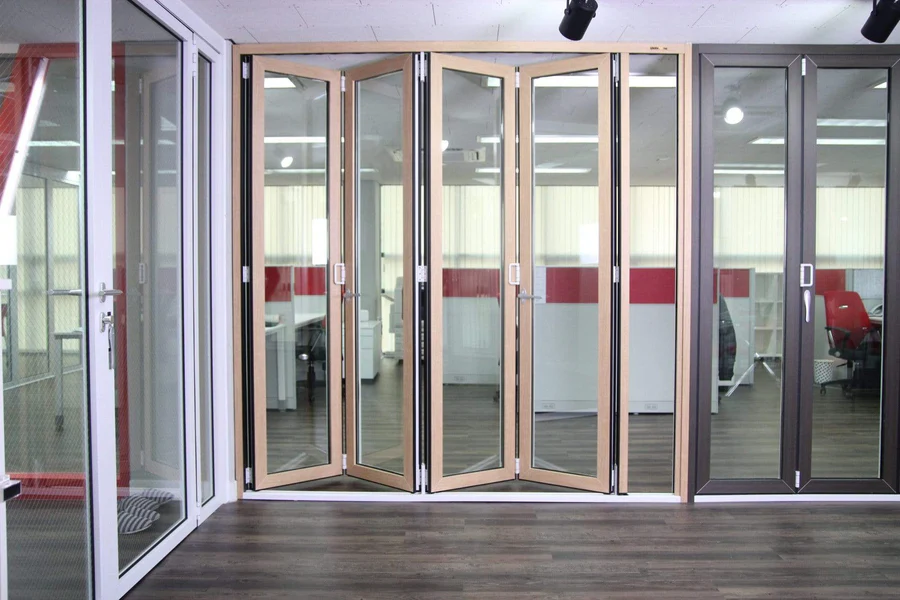 Cadre de porte en vinyle uPVC avec panneaux de verre pliants