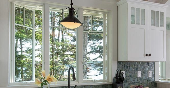 灰色の開き窓と小さなオーニング窓