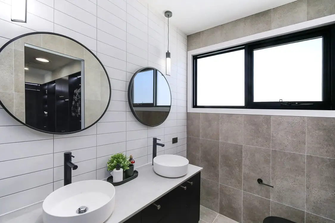 Fenêtre à auvent de salle de bain avec cadre noir et verre dépoli