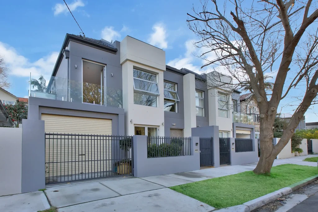 Fenêtres à auvent standard sur l'extérieur d'une maison de ville moderne