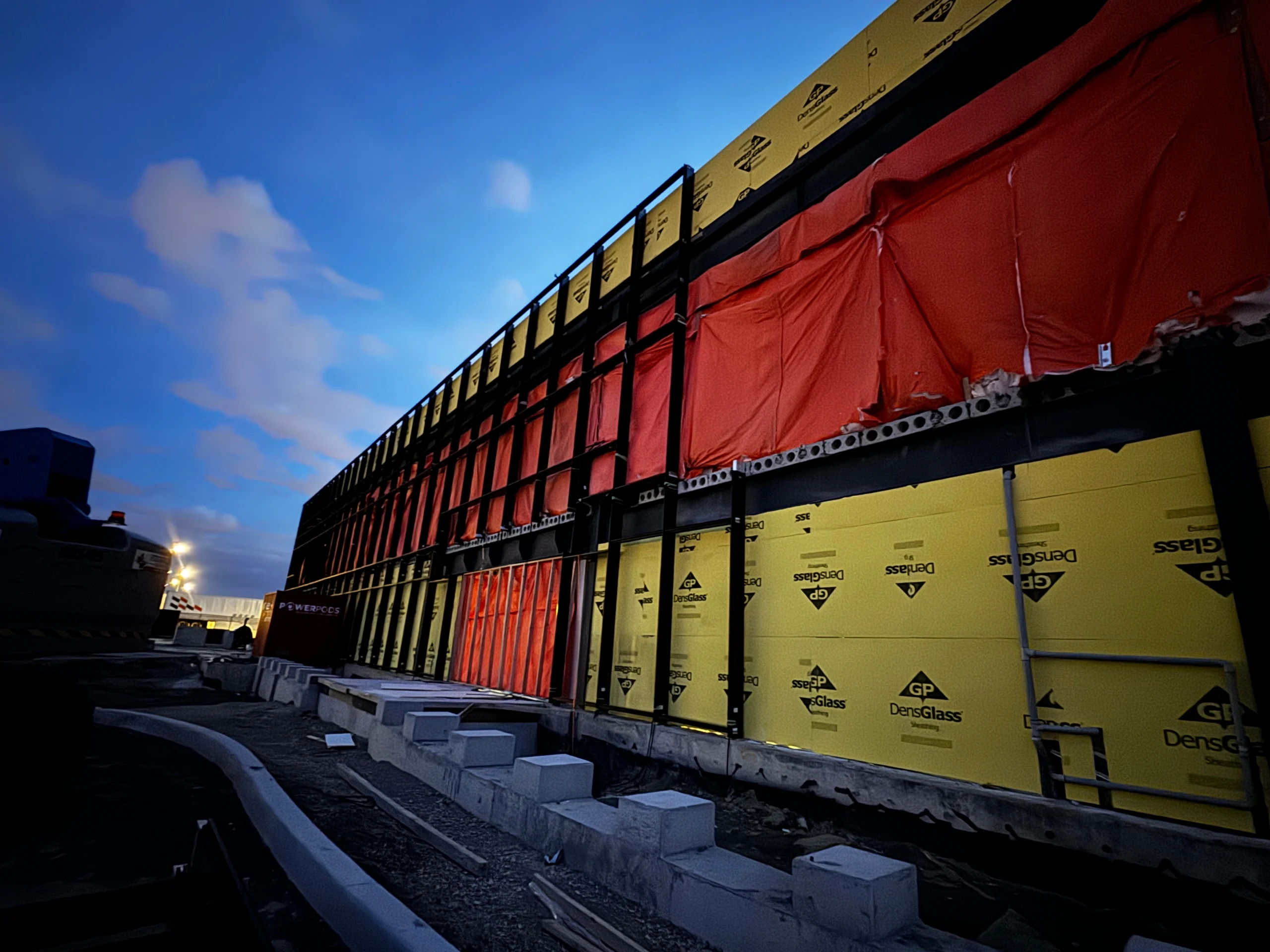 Installazione di facciate continue in cantiere presso il NUVO Center