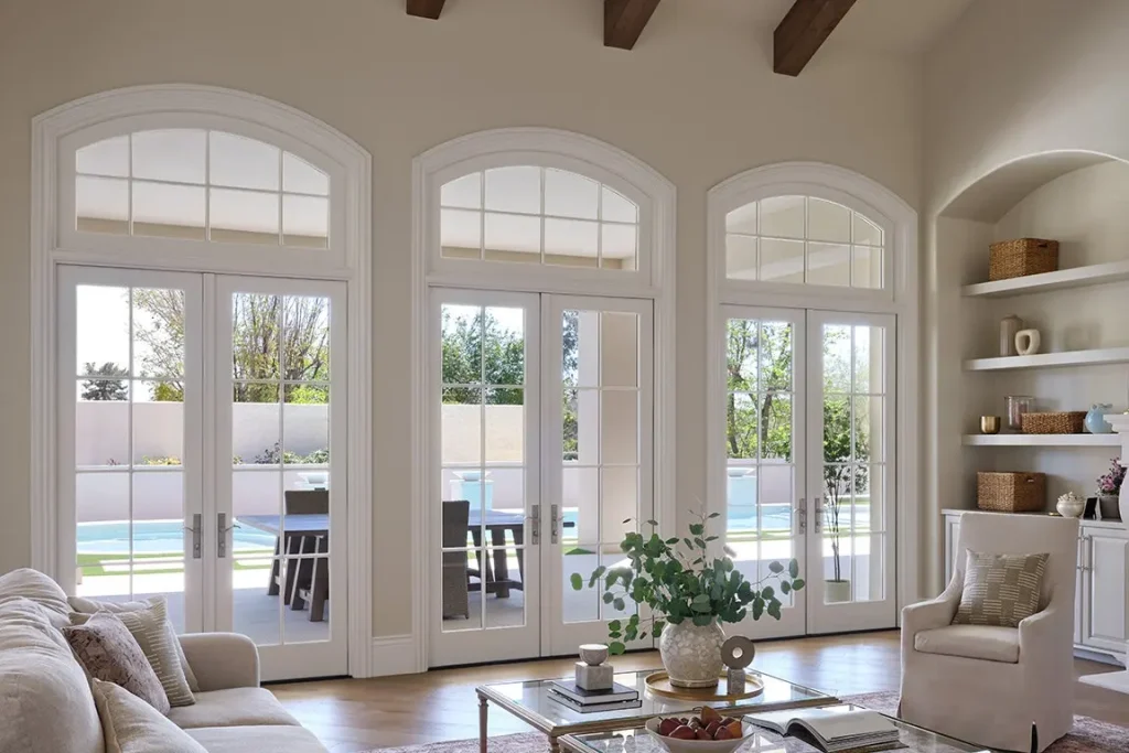 Elegante finestra ad arco nel soggiorno