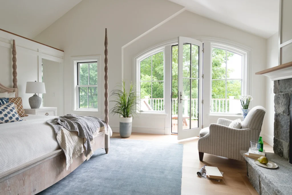 Portes-fenêtres françaises à charnières dans une chambre lumineuse avec balcon