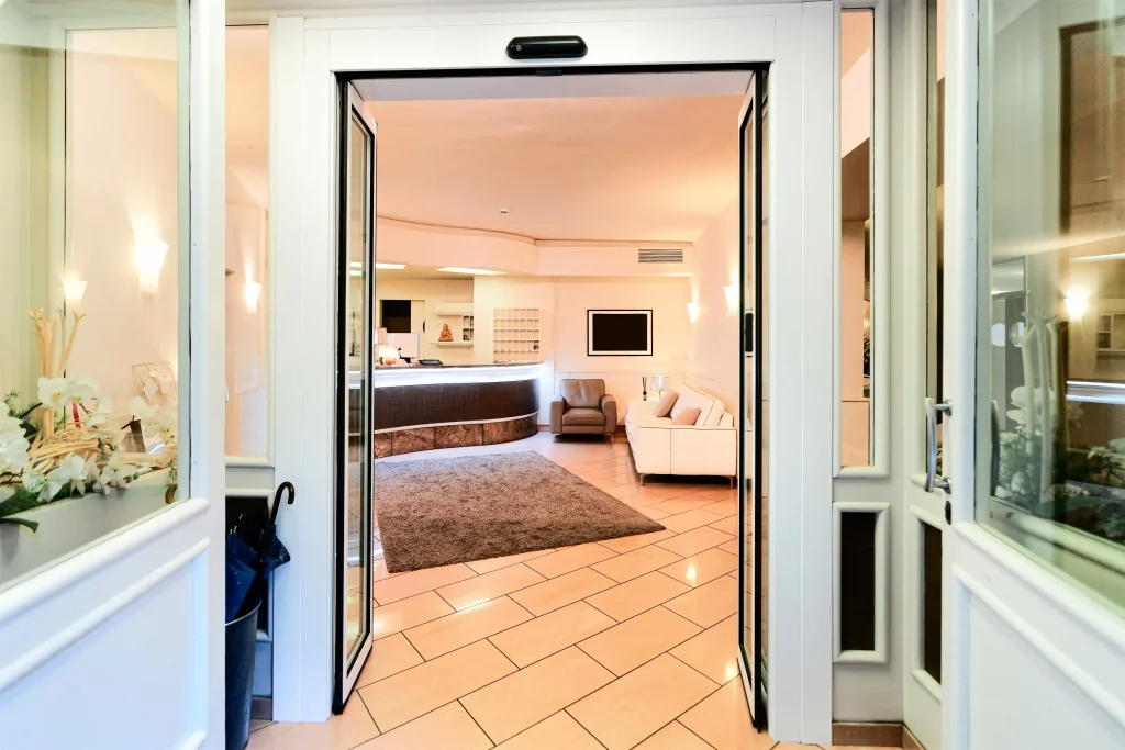 モダンなロビースペースに通じる内部スイングドア