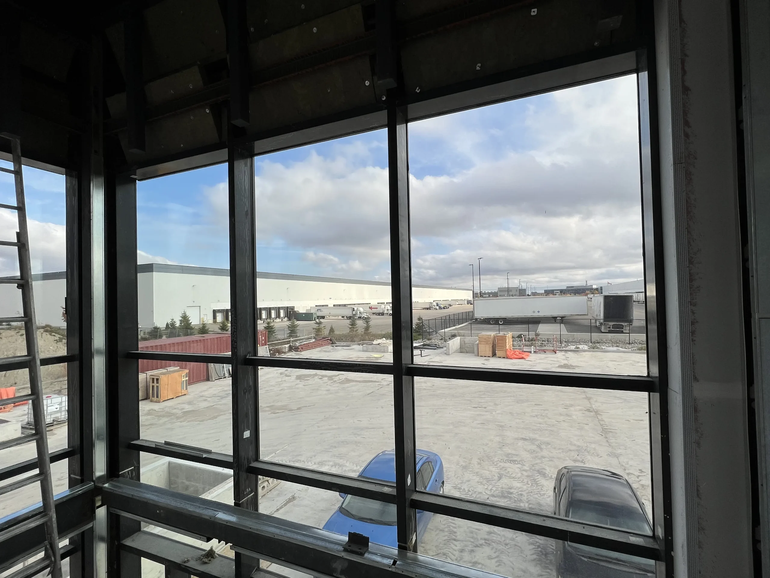 Architettura del NUVO Event Center con pensilina d'ingresso angolata