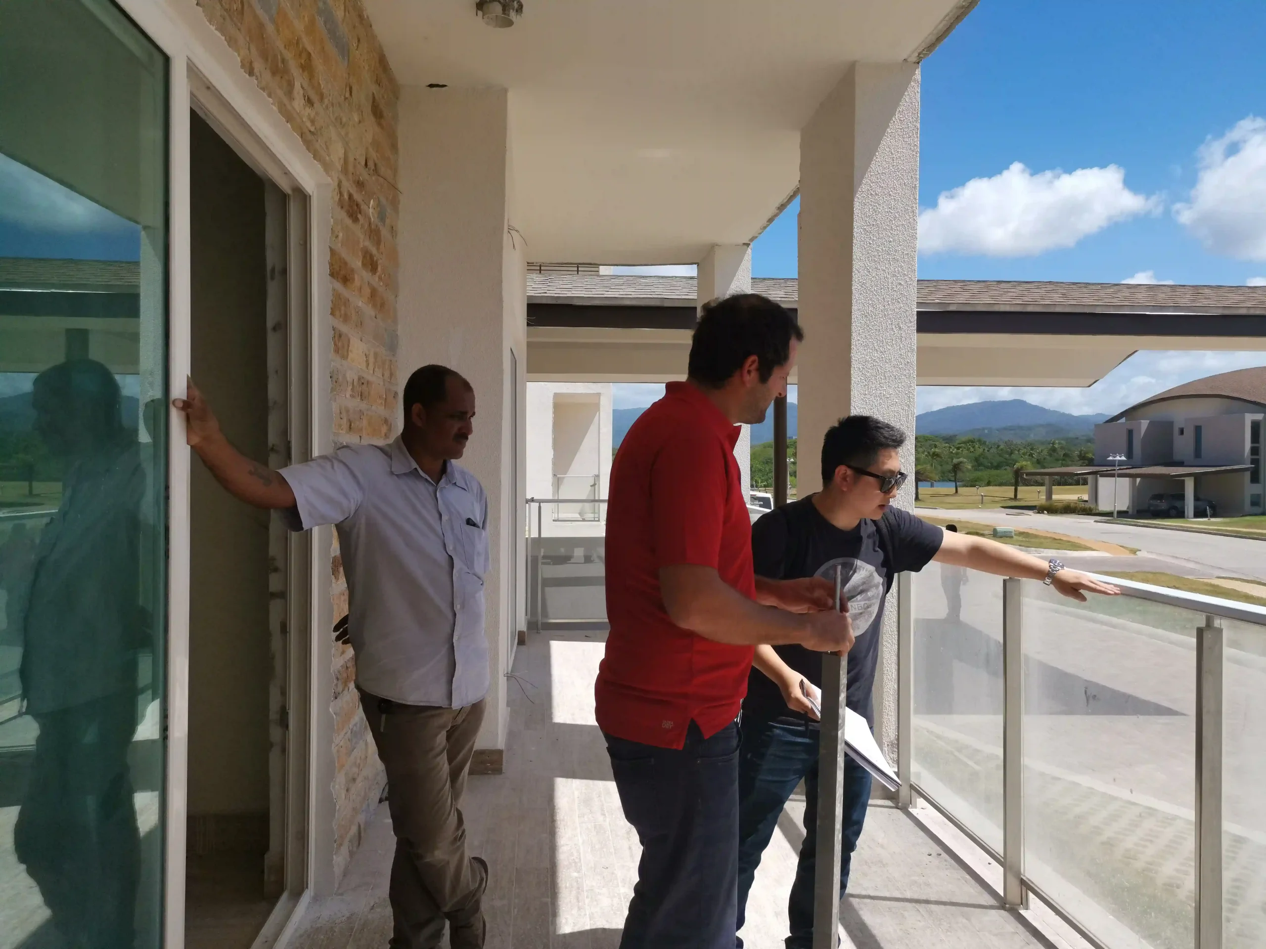 Equipe do projeto revisando a instalação da varanda no local.