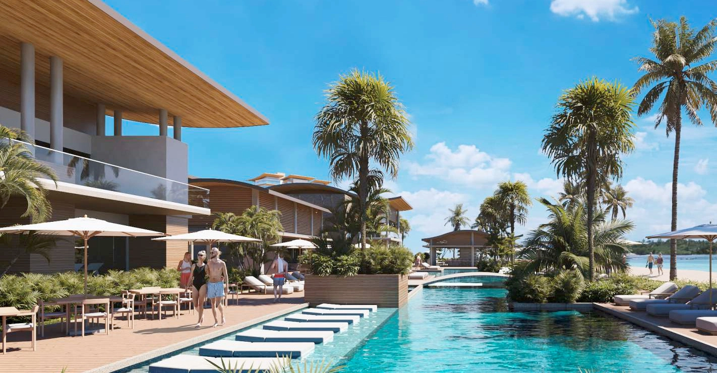 Espace piscine du complexe avec chaises longues et palmiers