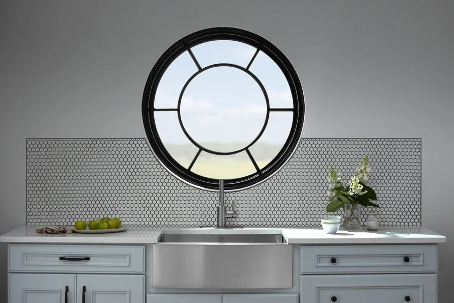 Finestra panoramica rotonda sopra il lavandino della fattoria