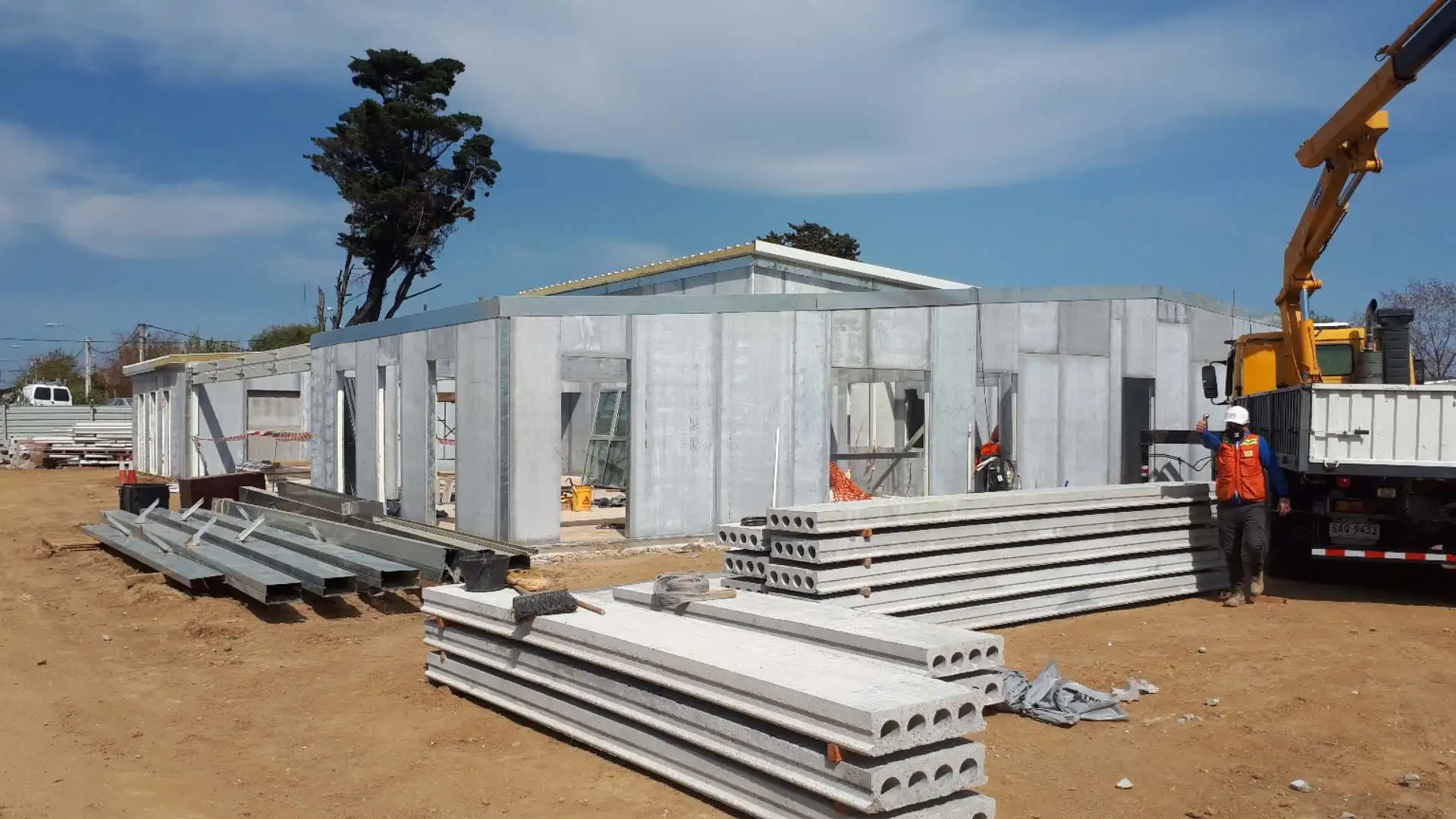 Pannelli murali scolastici e travi in acciaio durante il montaggio