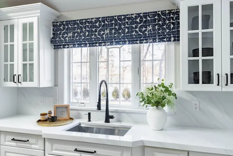 발란스 또는 코니스 주방 창문 장식 아이디어