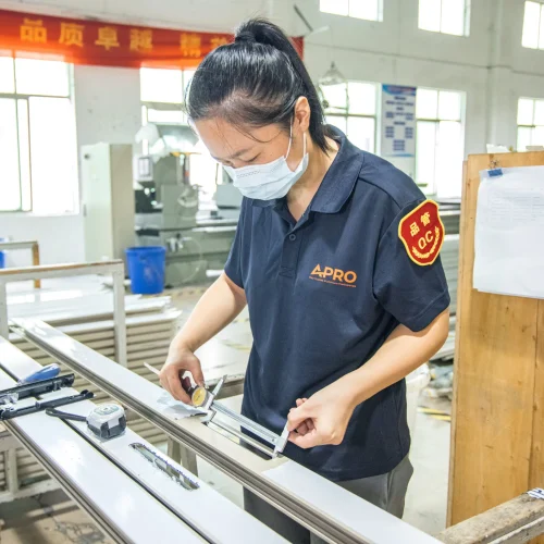 APRO 品質保證人員在車間檢查鋁框架 APRO 品質保證人員在車間檢查鋁框架
