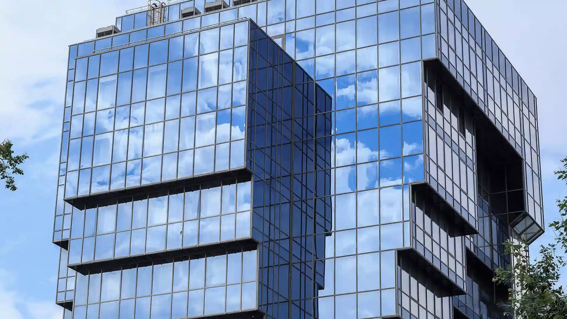 Sistemas de fachada cortina para torres comerciais de grande altura