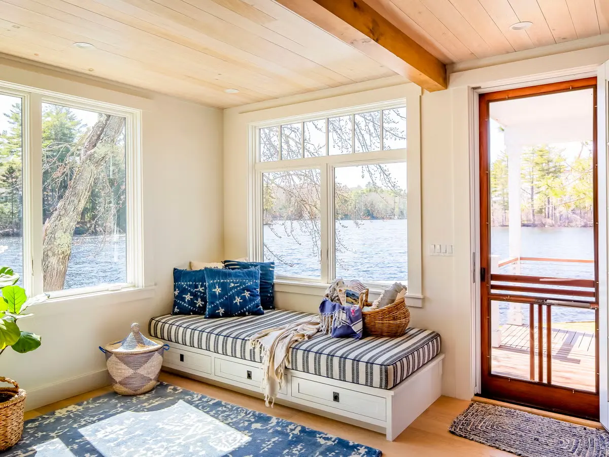 Идеи оформления панорамного окна. Панорамное окно с сиденьем или скамейкой у окна.