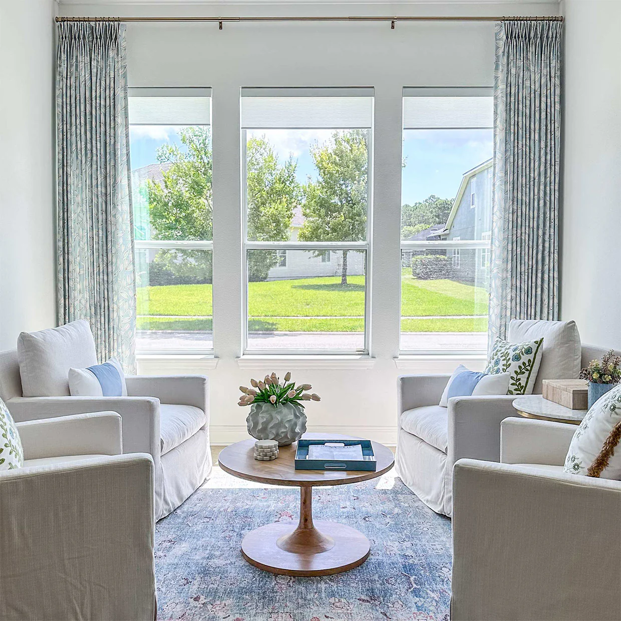 Идеи оформления панорамных окон. Использование боковых панелей, штор или занавесок на боковых окнах.