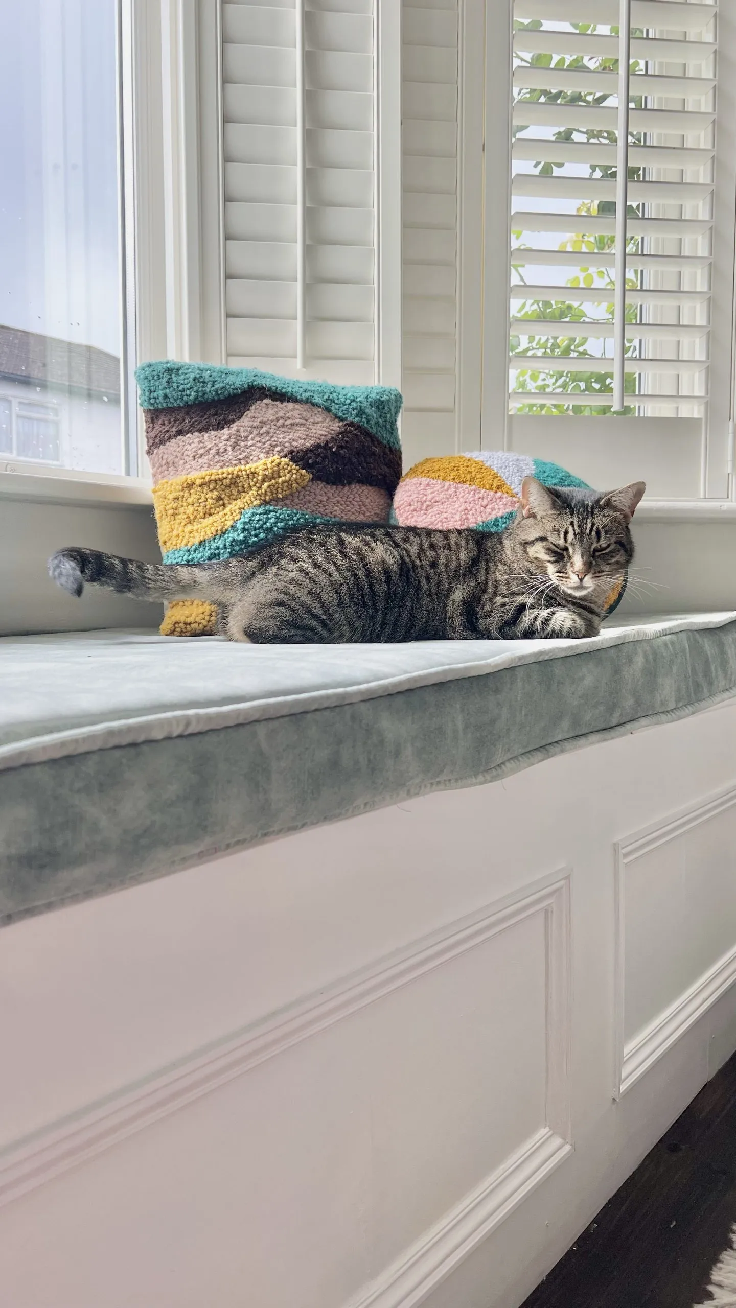 置物櫃+長椅混合式靠窗座位創意