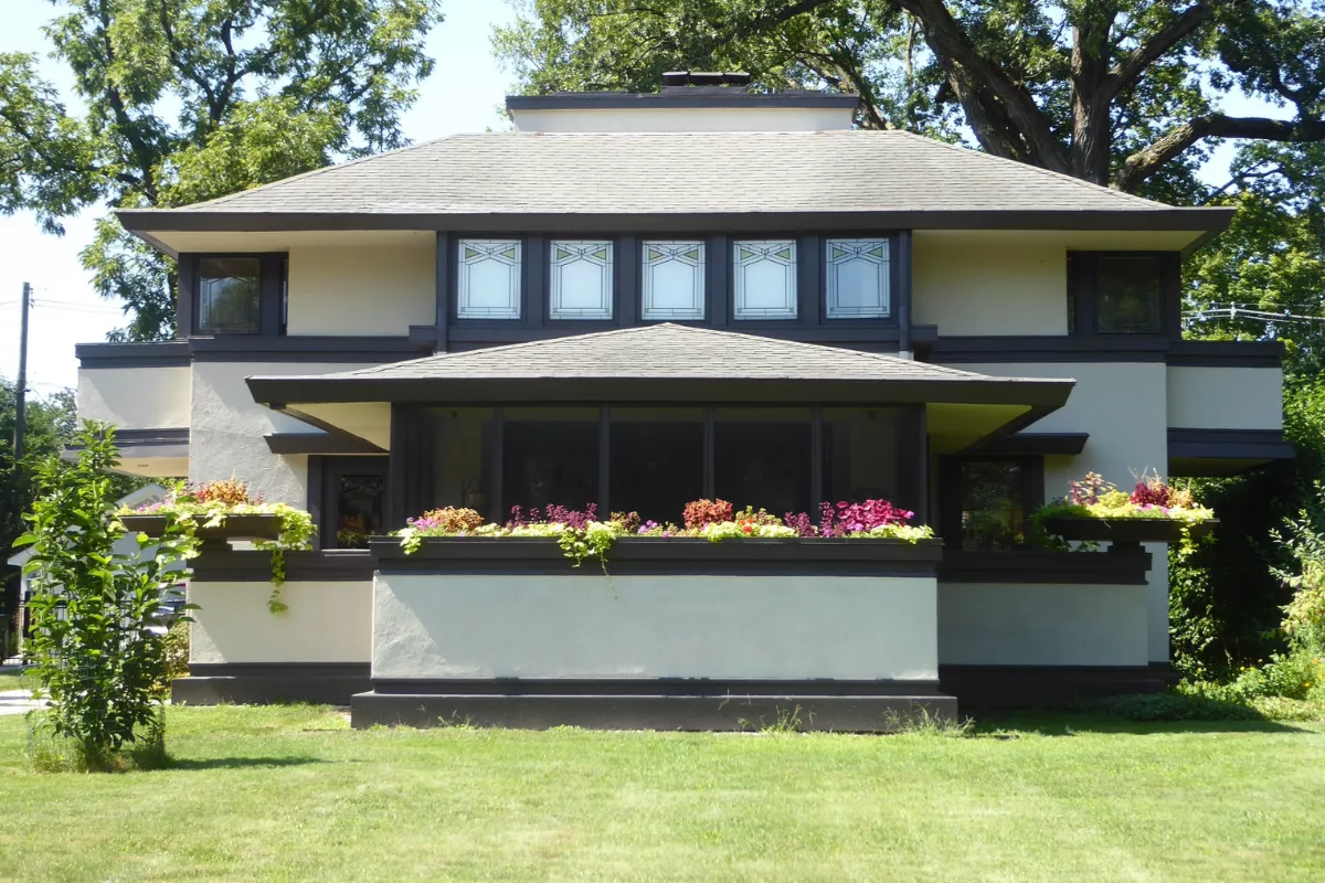 Arquitetura clássica no estilo pradaria, com ênfase na horizontalidade.