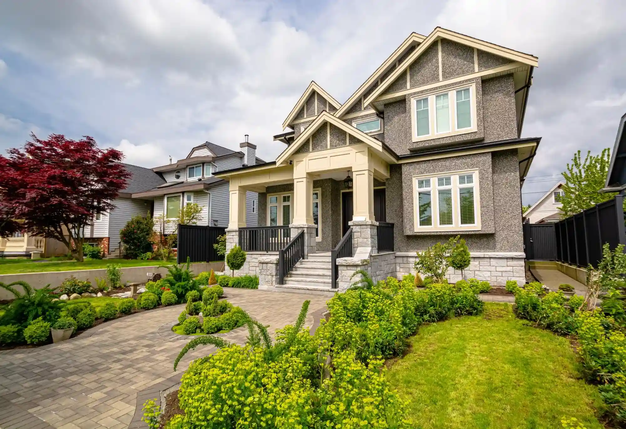 Вид спереди на современный дом с благоустроенным садом