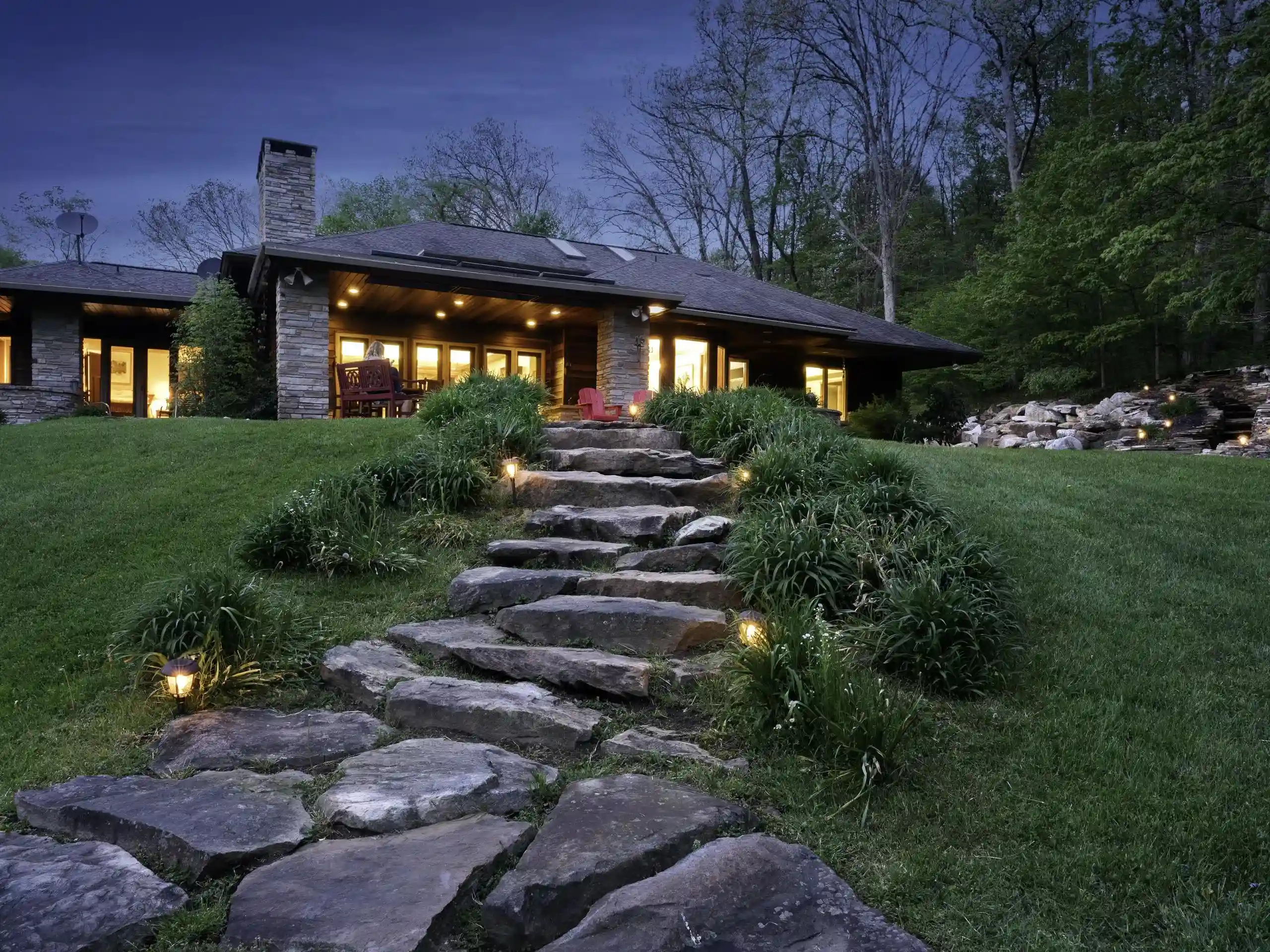 Telhados horizontais e janelas altas em uma casa de estilo pradaria
