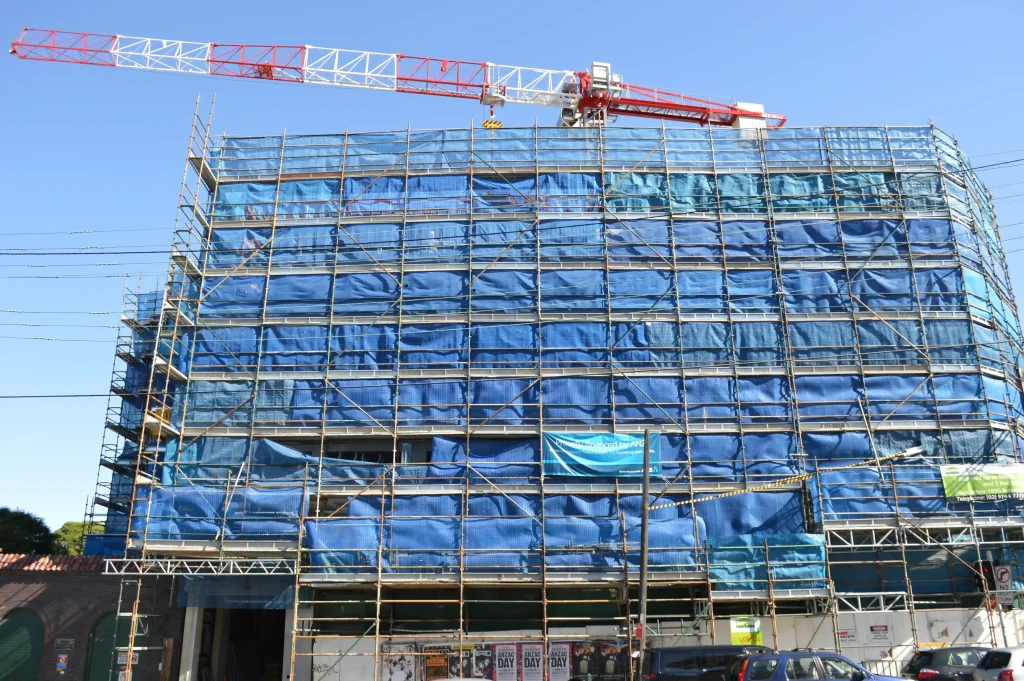 Moderno edificio commerciale nero con insegna Helmore Lawyer