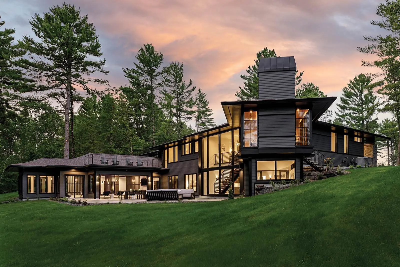 Casa no estilo pradaria, em harmonia com a natureza e o cenário da floresta.