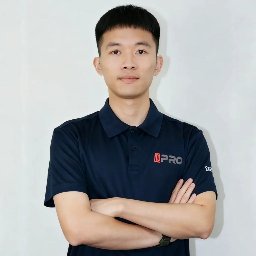 Membre de l'équipe Qi en polo APRO bleu marine, les bras croisés