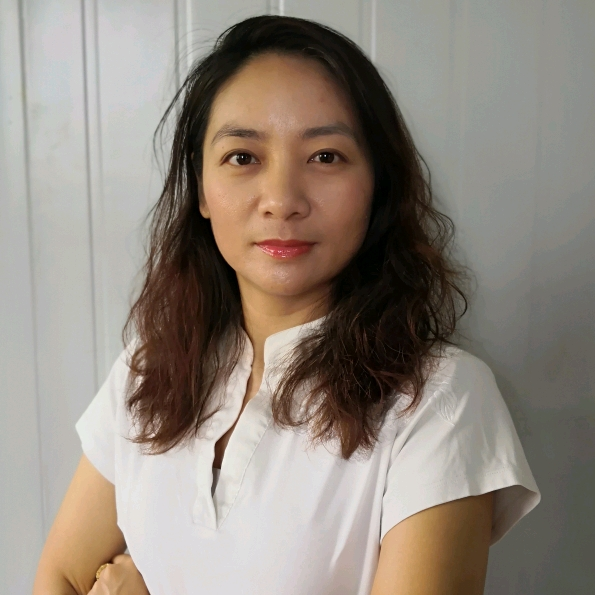 Portrait professionnel d'une femme en haut blanc par Fun Lee