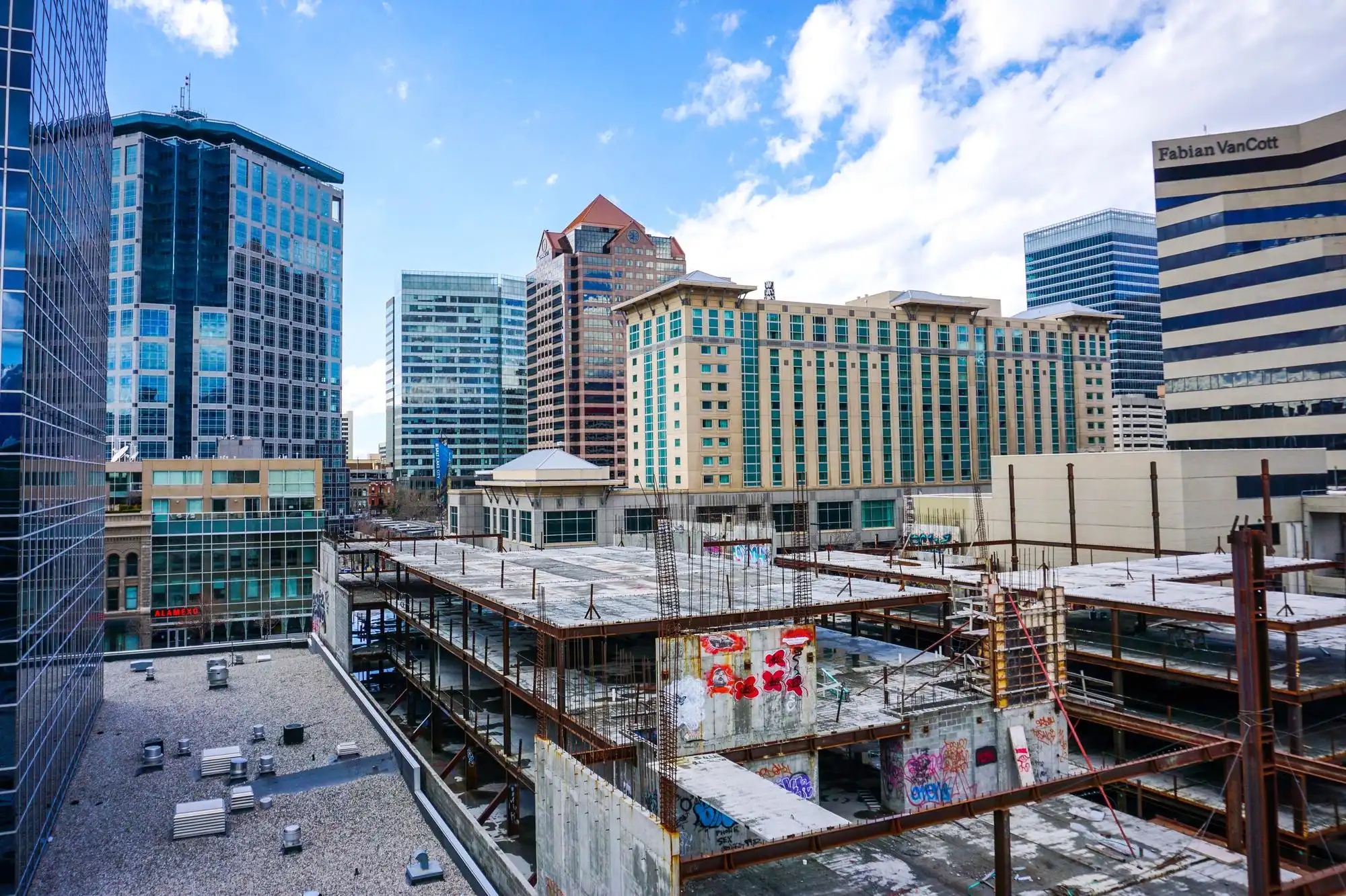 Gran proyecto de construcción comercial en el centro de la ciudad.