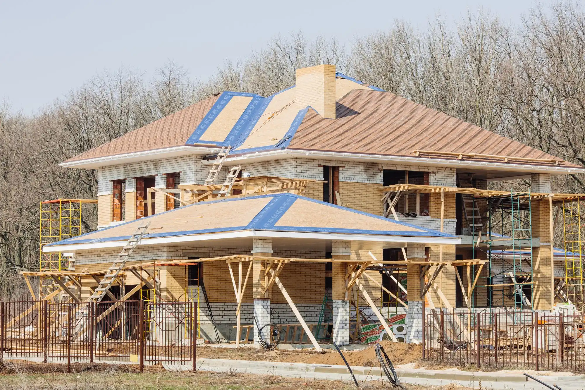 Gran casa residencial de dos pisos en construcción.