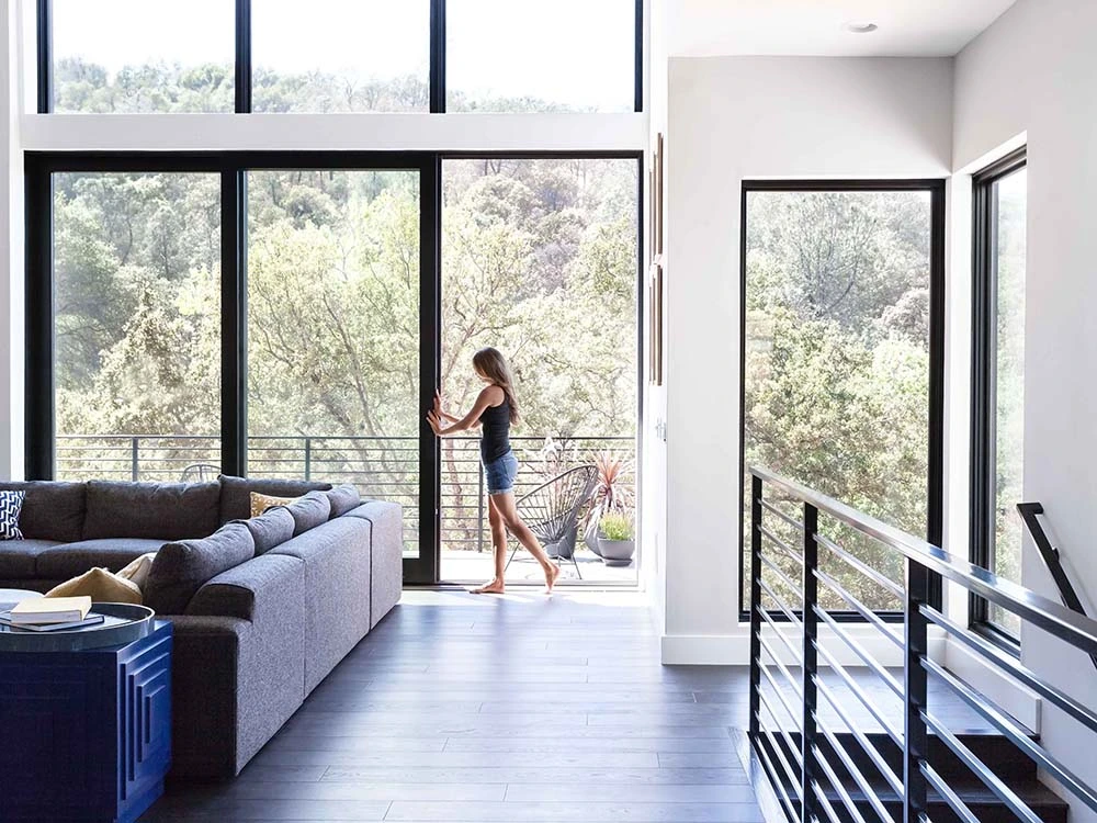 大きな開口部のためのモダンなマルチパネルスライドガラスドア