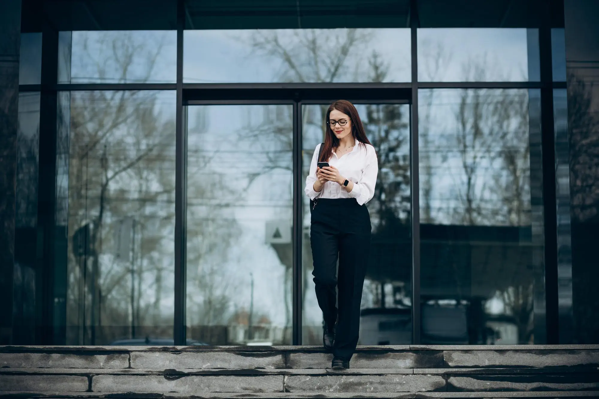 대형 유리창이 있는 사무실 건물 입구