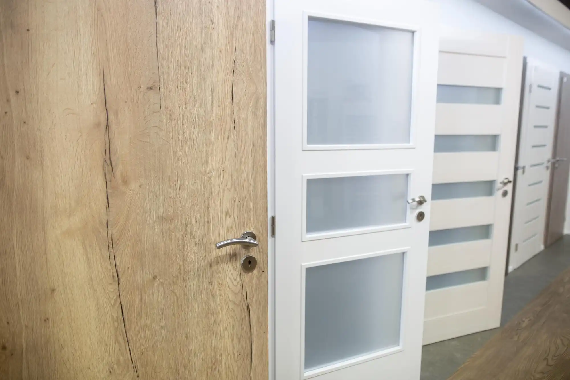 フレームとトリムが取り付けられた白いプレハング外装ドア