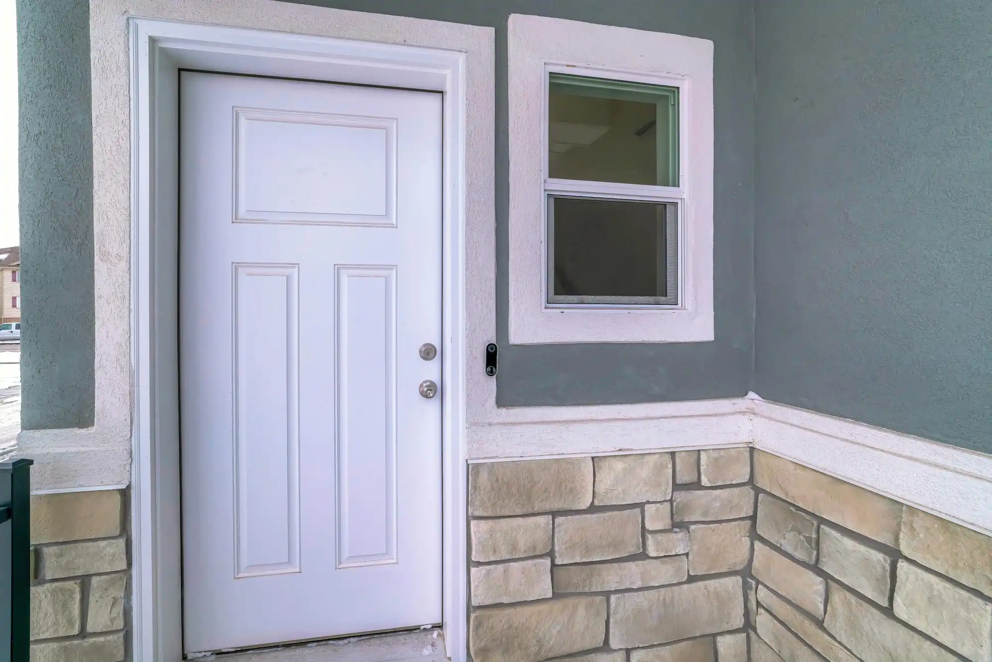 フレームが取り付けられた白い吊り下げ式外装ドア